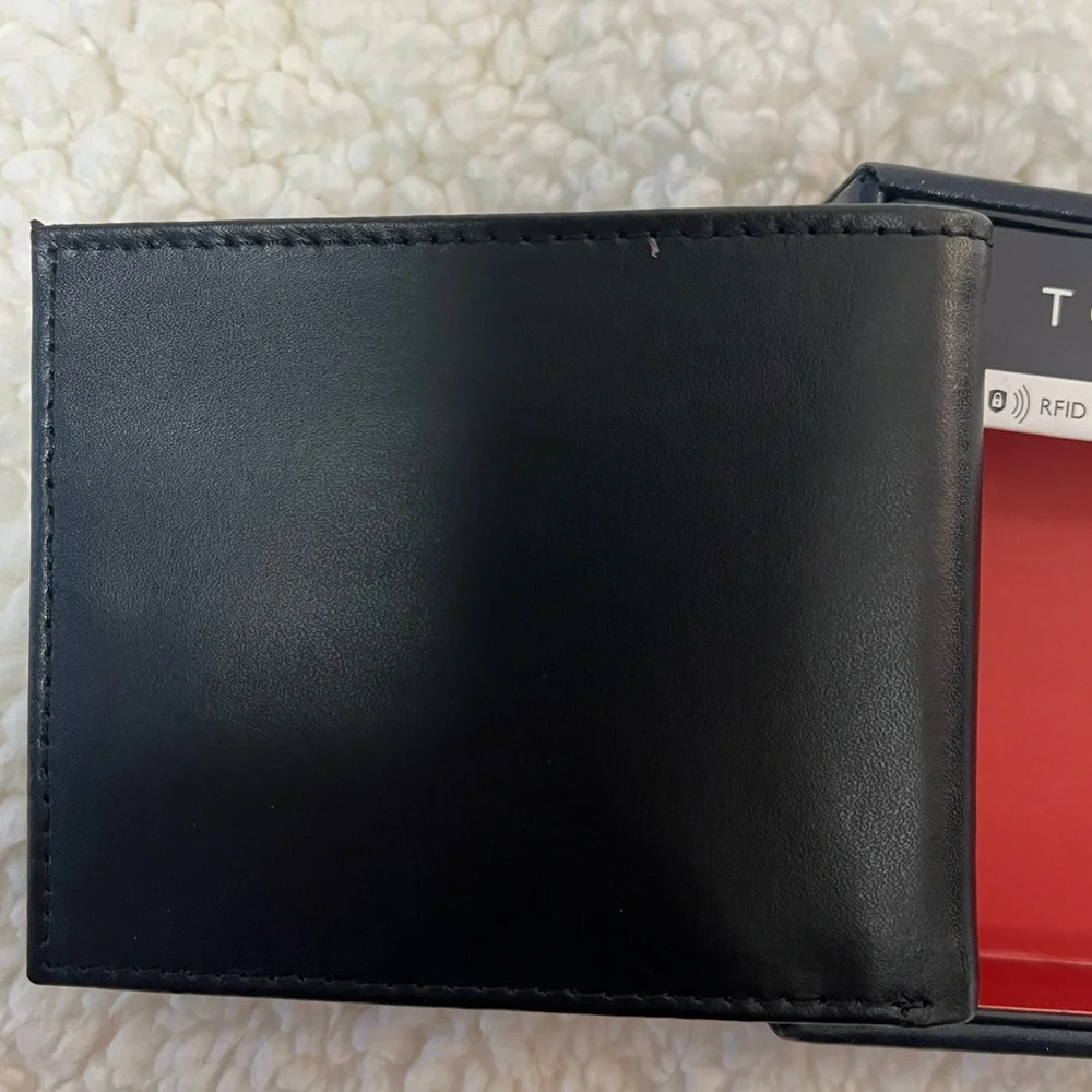 Tommy Hilfiger Bi-fold, RFID Protected Passcase Black Leather Wallet